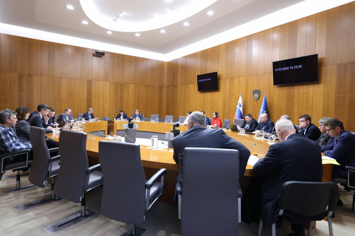 Pozdravljamo enotnost politike za razpis posvetovalnega referenduma o JEK2 ⚡️
▶️K enotni odločitvi smo pripomogli tudi v <a href="/strankaSLS/">SLS</a> s peticijo elektrikazavse.si
▶️Vztrajamo, da je smotrno izvesti posvetovalni referendum hkrati z volitvami v EP 🇪🇺
🔗sls.si/2024/03/pozdra…