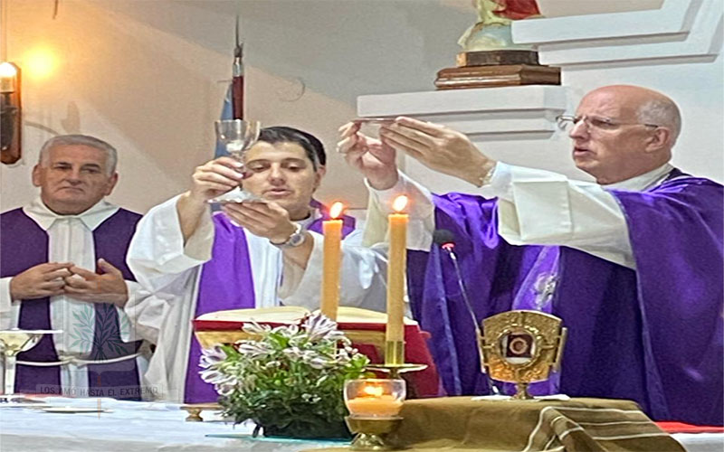 ObCastrenseArg's tweet photo. #CÓRDOBA | El Obispo Castrense de Argentina presidió la Santa Misa de inicio pastoral del nuevo Párroco de la Parroquia Sagrado Corazón de Jesús del BMGD @Ejercito_Arg @AgenciaAica @aciprensa  https://t.co/JMU0BqvBJa https://t.co/vS2EkQgL8Y