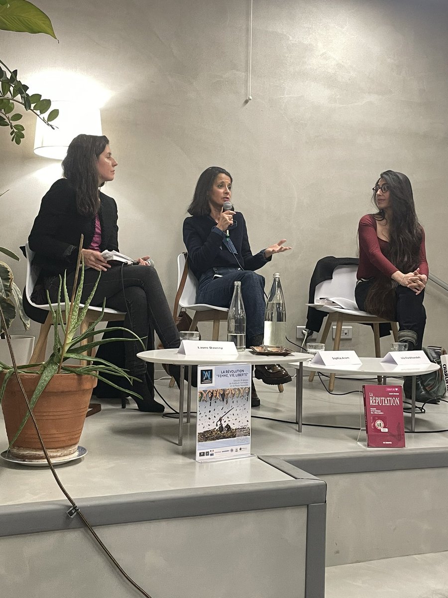 DjamDBZ's tweet photo. Droits des femmes, où en sommes-nous, en France et au delà ? 
Une conférence, un  état des lieux avec des femmes exceptionnelles  : @LaureDaussy @SophiaAram  @Iris_Farkhondeh 
Merci Mesdames pour cette conférence sans langue de bois ✊ #nerienlaisserpasser #FemmeVieLiberte https://t.co/ZWKxgfHa2o