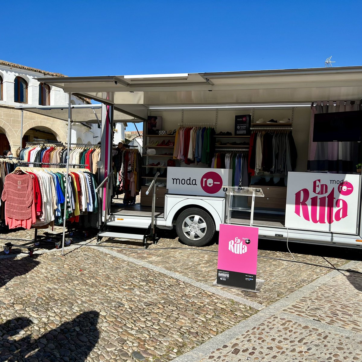ndresmanzanor's tweet photo. ¡Hoy he tenido el placer de asistir a la presentación del Proyecto Textil de Cáritas! Este proyecto marca el comienzo de una ruta hacia la moda responsable, promoviendo el consumo consciente, la reutilización y el reciclaje textil. 🌟 #ModaResponsable #ConsumoConsciente #caritas https://t.co/n3xkj20vuh