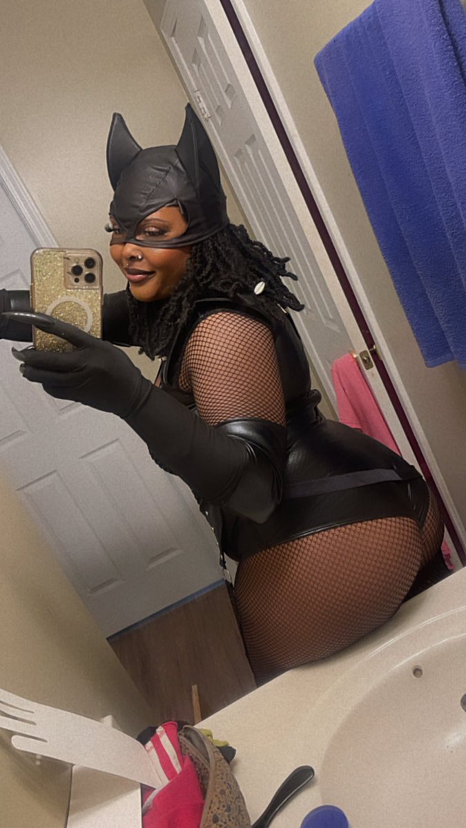 Cosplaying Catwoman RIGHT NOW on twitch ! Pull up on me 😈 twitch.tv/queenmizuchi #cosplay