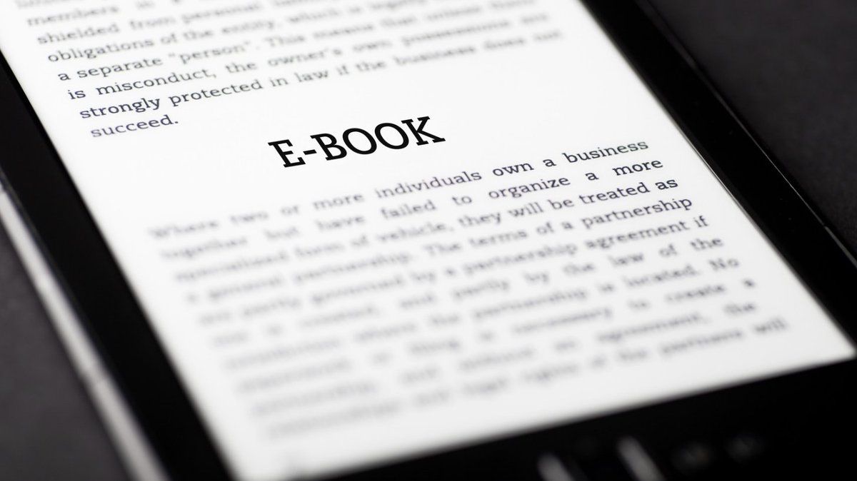 📚 #DYK It’s Read an E-Book Week? 🌱 Store all of your favorite reads in one place, without the bulk! What's your favorite e-book? Share in the comments below! 📱💬 #NationalReadingMonth