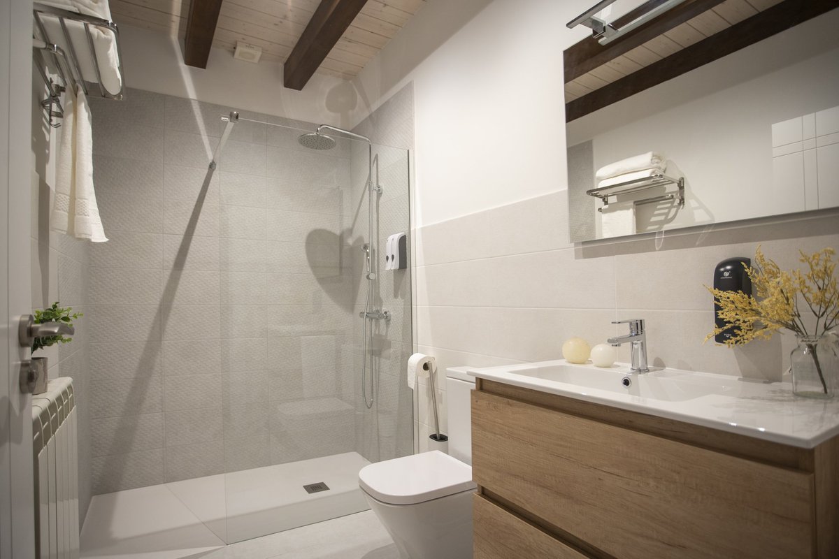 ✅ 2.gela: Enara

⏩Gela hau denetan txikiena da. Pertsona 1 edo 2rentzat da egokia. 1,60ko ohea dauka eta komun propioa ere bai.🛏️
⏩2 pertsonei 65€ kostatuko zaie eta bakarrari 50€.

#kabiabaztan #enara #Arraioz #landetxea #nafarroa #baztan