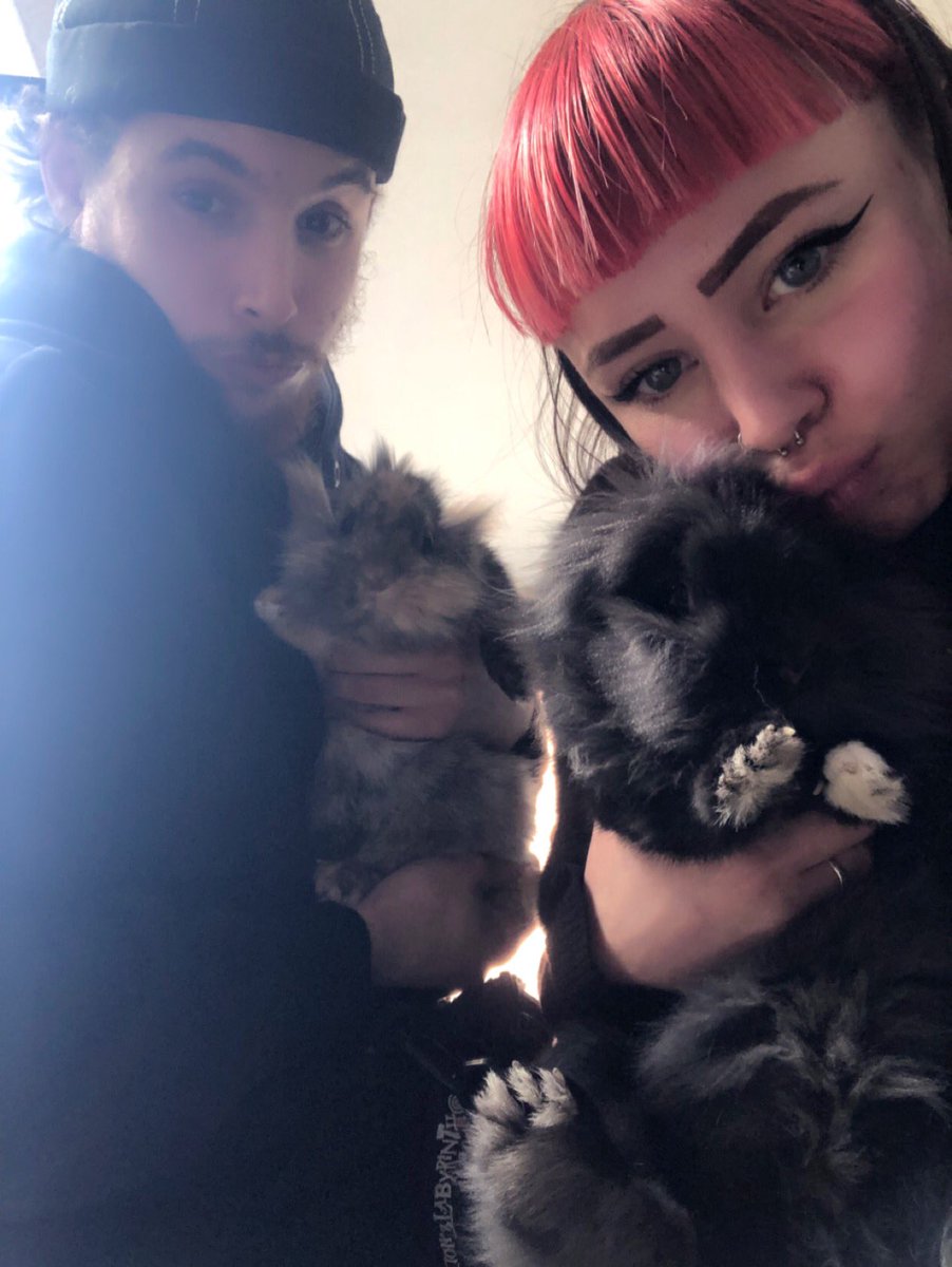 badxchild's tweet photo. Les 3 amours de ma vie sur la même photo!!!!! 🧡 https://t.co/e2oFISJMuW