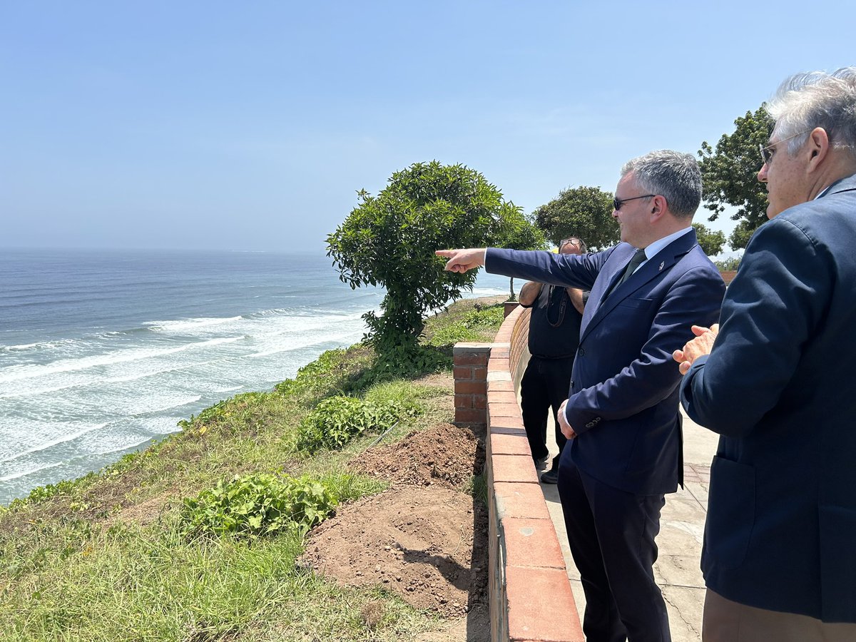 Durante la visita del Ministro @daracalleary para celebrar #SPD2024 en 🇵🇪 nos acercamos al Faro de la Marina para homenajear al Almirante 🇮🇪, William Brown. Oriundo de County Mayo, al igual que el Ministro, el Almirante cumplió un rol fundamental en la independencia de la región