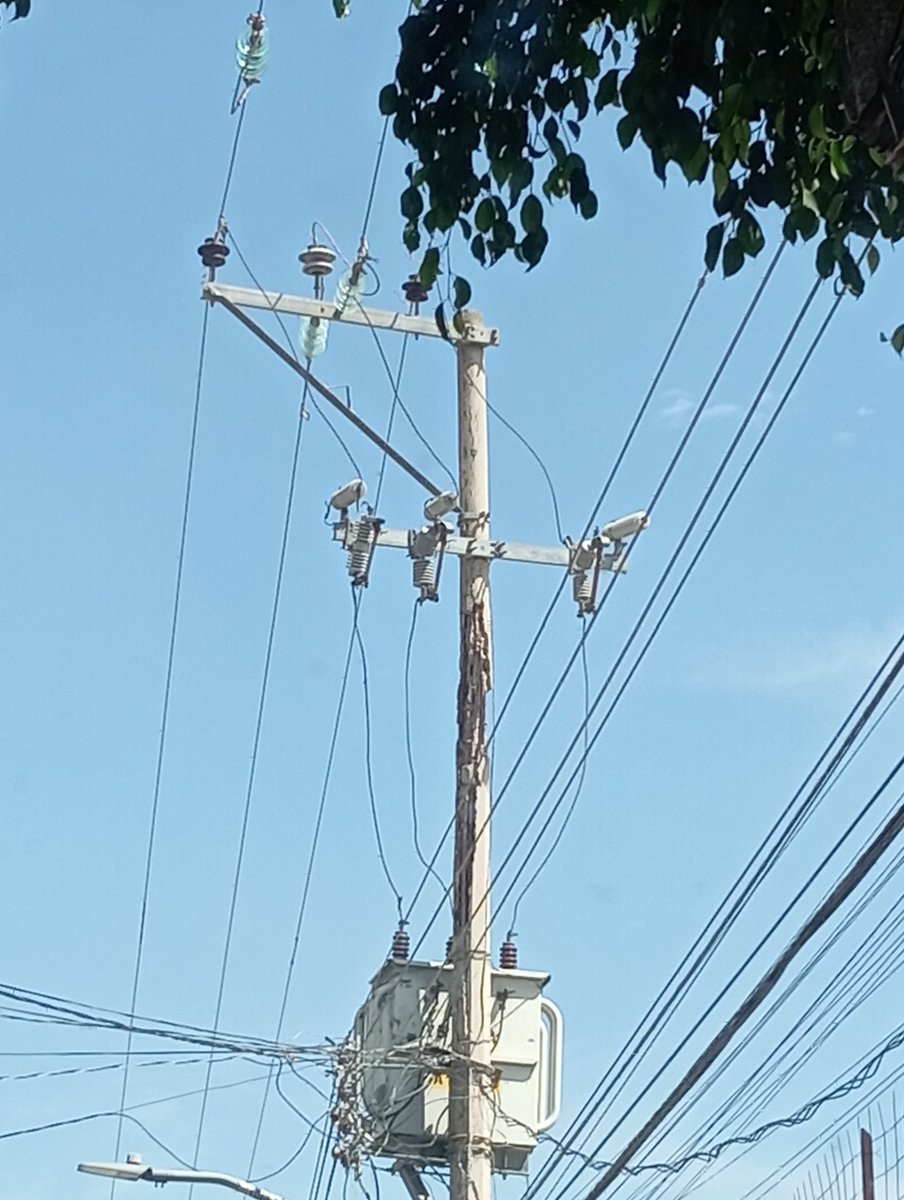 JavierP46925627's tweet photo. @CFEmx hola buenas tardes reporto poste en mal estado en las siguientes cordenadas20.631860,-103.447552
Cruce Agustín Melgar y Lázaro cárdenas solo para evitar un daño a futuro y peligrar a 3 https://t.co/be7pOimEnU