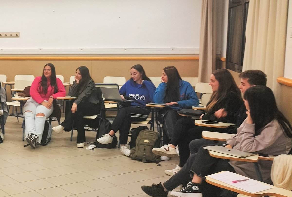 Talking with pedagogics students at <a href="/UniBarcelona/">Universitat de Barcelona</a> about antiracist eduation #REACT project <a href="/EU_Commission/">European Commission</a> <a href="/BCNAntirumors/">BCNAntirumors</a> @UPFsolidaria @SdRecercaUPF <a href="/IMISCOE/">IMISCOE</a> <a href="/IMISCOE_EduSoc/">Education & Social Inequality</a> <a href="/GritimUpf/">Gritim-upf</a> <a href="/PolitiquesUPF/">UPF Ciències Polítiques i Socials</a> <a href="/siklovne/">Rromane Siklovne</a> @OACU_UB