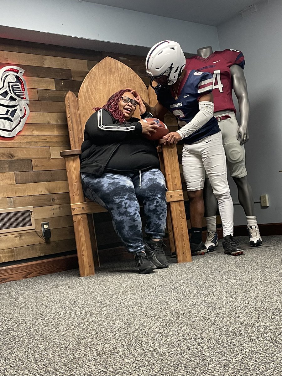 qjshep_'s tweet photo. #AGTG After a conversation with @PorcheCoach I’m blessed to receive my first offer from @SCWarriorFB !! 💙@Macon_Coach @Coach_DozierK @SpruceAthletics https://t.co/qOoGLFoMbh