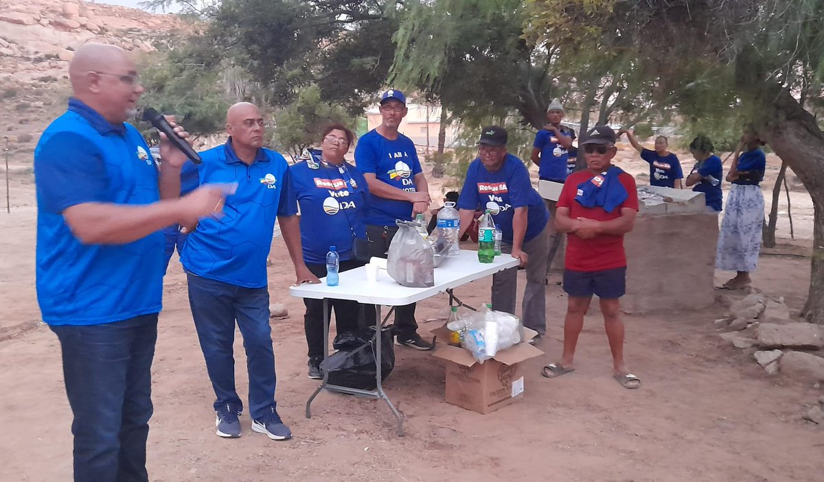 DA_NCape's tweet photo. 🧢Life is better where the DA governs. It's easier to get a quality education, better health care & to grow your business.
Premier Candidate, Dr Isak Fritz, & Provincial Leader, Harold McGluwa, addressed the #Bulletrap Community as they grow support for the mission to #RescueSA https://t.co/sKEqD7Fv4S