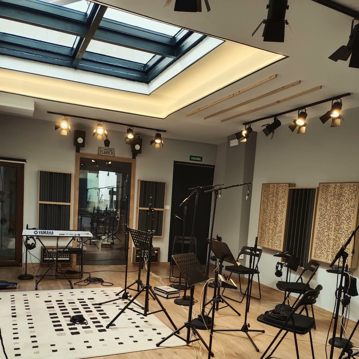 estudiolajoya's tweet photo. Set grabación de cuarteto de cuerda 🙌🏻🎛️🔴✨🎻
https://t.co/uWFle76a14
#LaJoyaMusic #recordingstudio #Lucena #cordoba #andalucia #grabacionmusical #grabaciondevoces #music #musicians #dpa #cinta #single #song #pianist #string #acoustic #single #string #stringsmusic https://t.co/ObUKdFUuLW