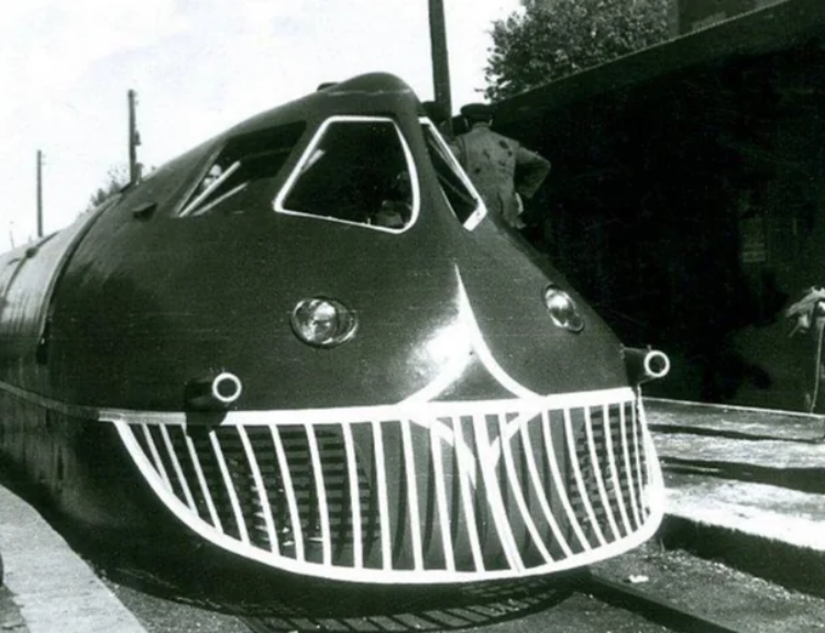 Random train pictures without context tweet media