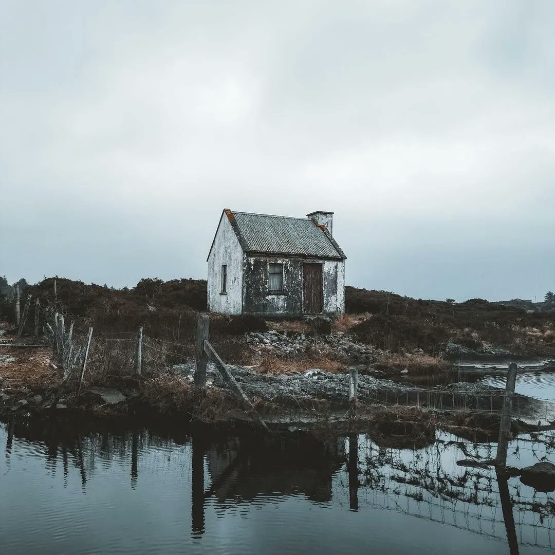 visit_galway's tweet image. Like something out of a Wes Anderson film... One of the many little fishing huts scattered across the Connemara landscape! 🏠🎣😍

📸 IG/ ryanhardy94
📍 Connemara, Ireland

#WesAnderson #Vibes #Quaint #AmazingPlaces #Hideaway #FishingHut #Connemara #Galway #Ireland #VisitGalway