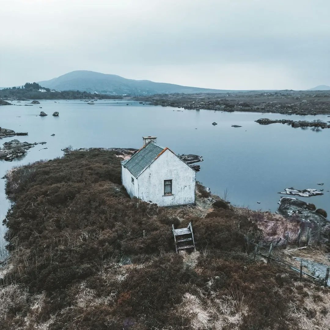visit_galway's tweet image. Like something out of a Wes Anderson film... One of the many little fishing huts scattered across the Connemara landscape! 🏠🎣😍

📸 IG/ ryanhardy94
📍 Connemara, Ireland

#WesAnderson #Vibes #Quaint #AmazingPlaces #Hideaway #FishingHut #Connemara #Galway #Ireland #VisitGalway