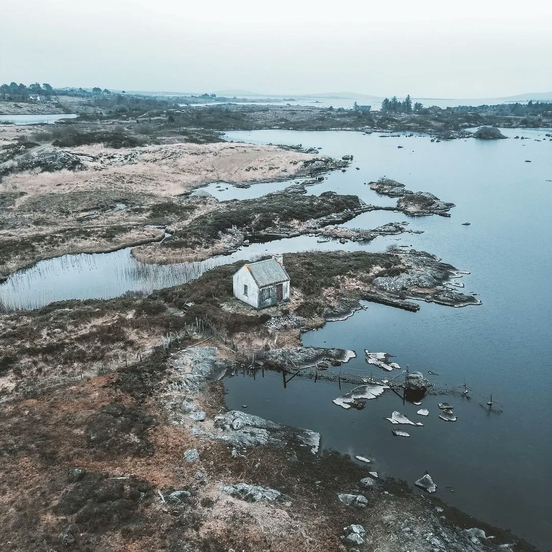visit_galway's tweet image. Like something out of a Wes Anderson film... One of the many little fishing huts scattered across the Connemara landscape! 🏠🎣😍

📸 IG/ ryanhardy94
📍 Connemara, Ireland

#WesAnderson #Vibes #Quaint #AmazingPlaces #Hideaway #FishingHut #Connemara #Galway #Ireland #VisitGalway