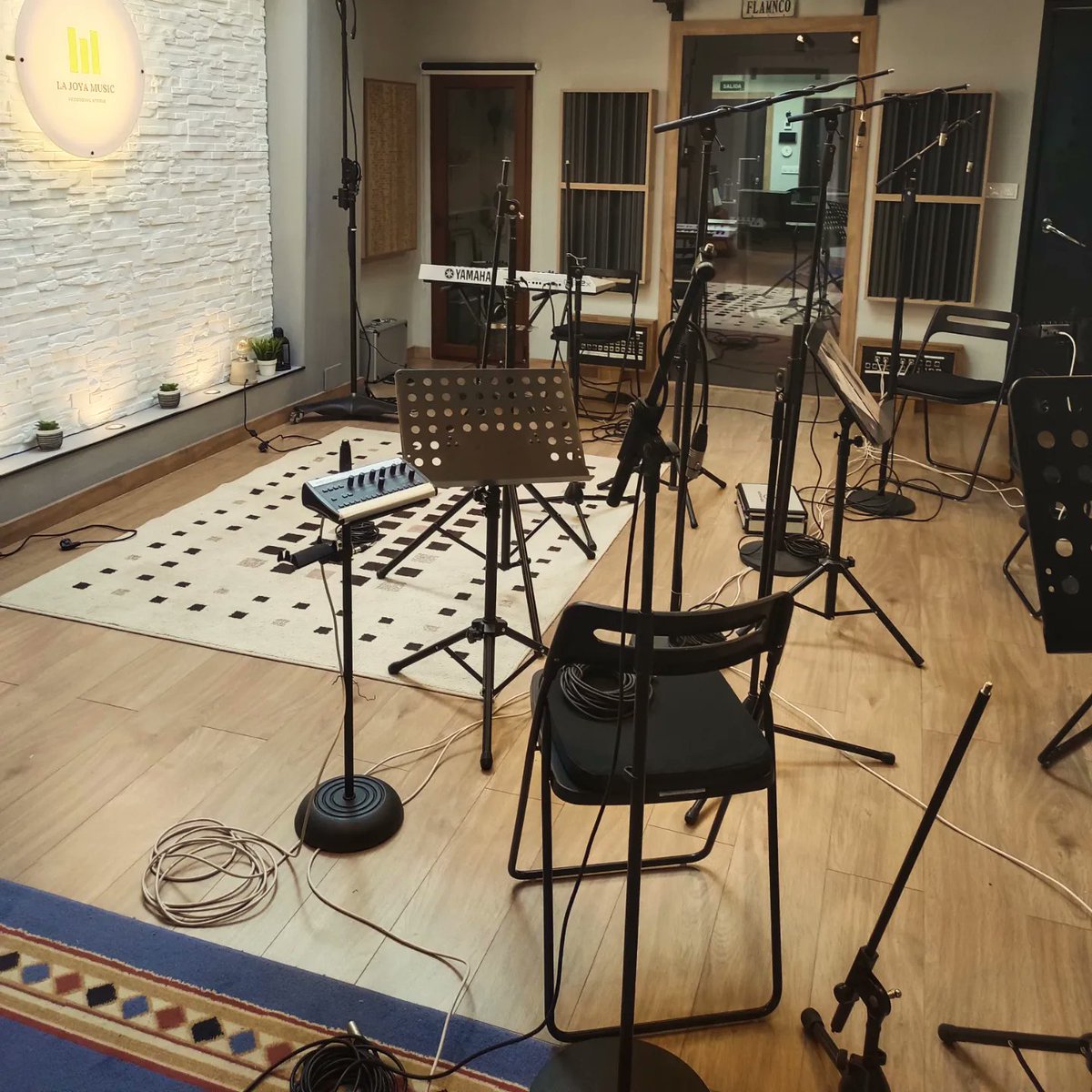 estudiolajoya's tweet photo. Set grabación de cuarteto de cuerda 🙌🏻🎛️🔴✨🎻
https://t.co/uWFle76a14
#LaJoyaMusic #recordingstudio #Lucena #cordoba #andalucia #grabacionmusical #grabaciondevoces #music #musicians #dpa #cinta #single #song #pianist #string #acoustic #single #string #stringsmusic https://t.co/szTpGbQoF4