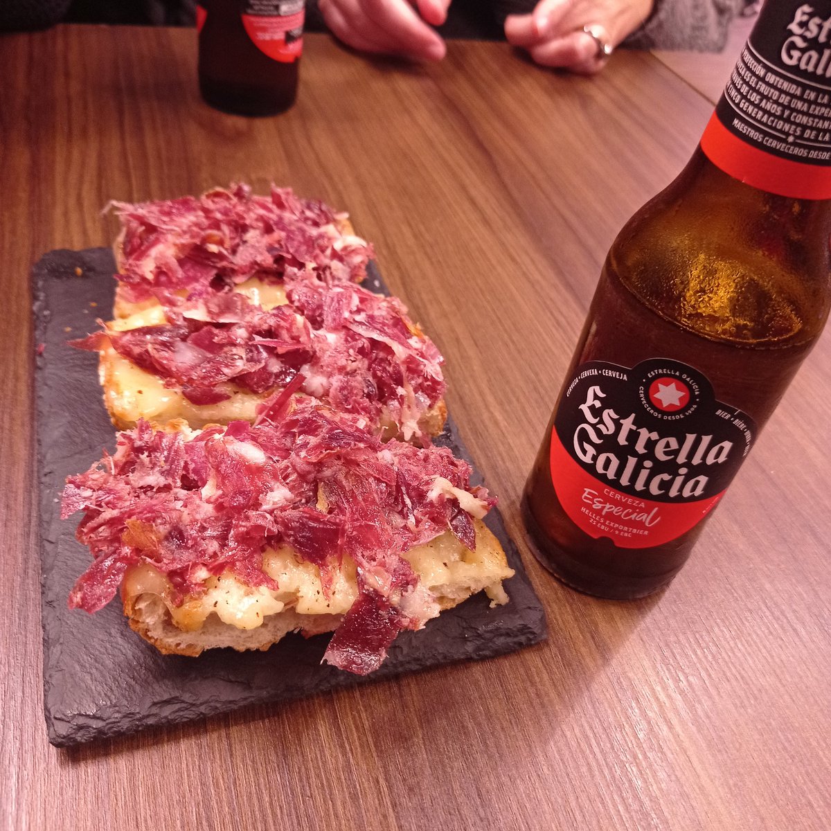 En <a href="/9QuietMan/">LordJohn</a> diu que li digui a la <a href="/ing_lens/">Ingrid Lens</a> que ens estem fotent les botes aquí