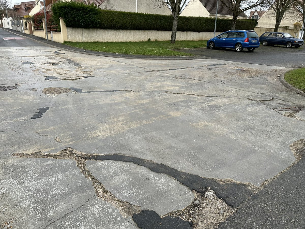 BloisEdounie's tweet image. #Saint_Soupplets  l’etat du croisement du Rue de Croix et Rue des Joncs a #Saint_Soupplets est dans un etat #pitoyable comme vous pouvez voir. Quand la Commune ou M. le Maire (Stephane Devauchelle) prendra-t-il des mesures ? #Honteux