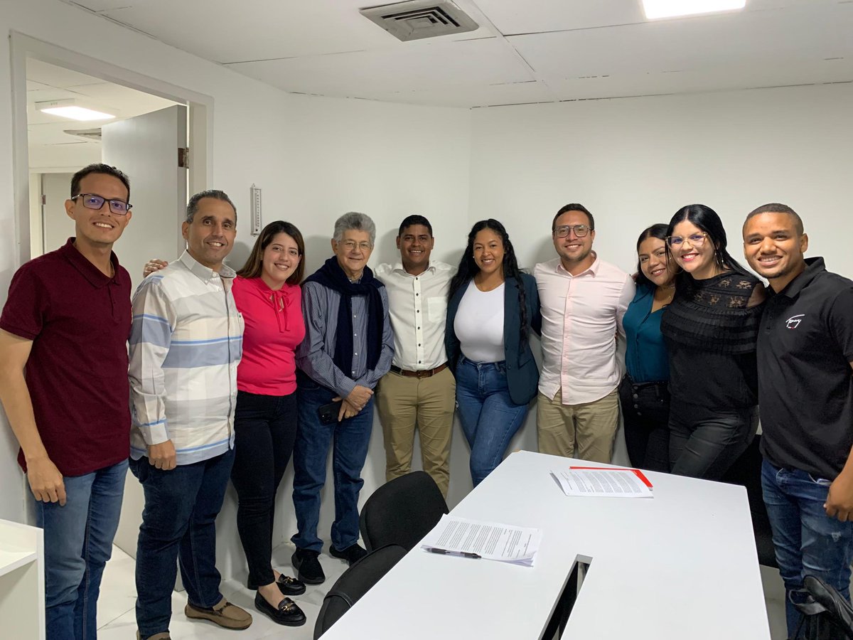 Fructífero encuentro entre la representación del buró Juvenil Seccional Carabobo y nuestras autoridades nacionales <a href="/hramosallup/">Henry Ramos Allup</a>, <a href="/PieroMaroun/">Piero Maroun</a> y <a href="/VictorVargasLV/">Víctor Vargas</a>. Gracias por los consejos dados al equipo. #LoHaremosBien.