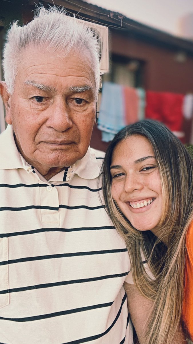 Me crié al lado de este hombre, el día de mi despedida lo vi llorar por primera vez, viajó a verme y a nadie le puedo explicar cómo se me infla el corazón, te amo abuelo de mi vida y quiero tenerte aquí conmigo para siempre 💘