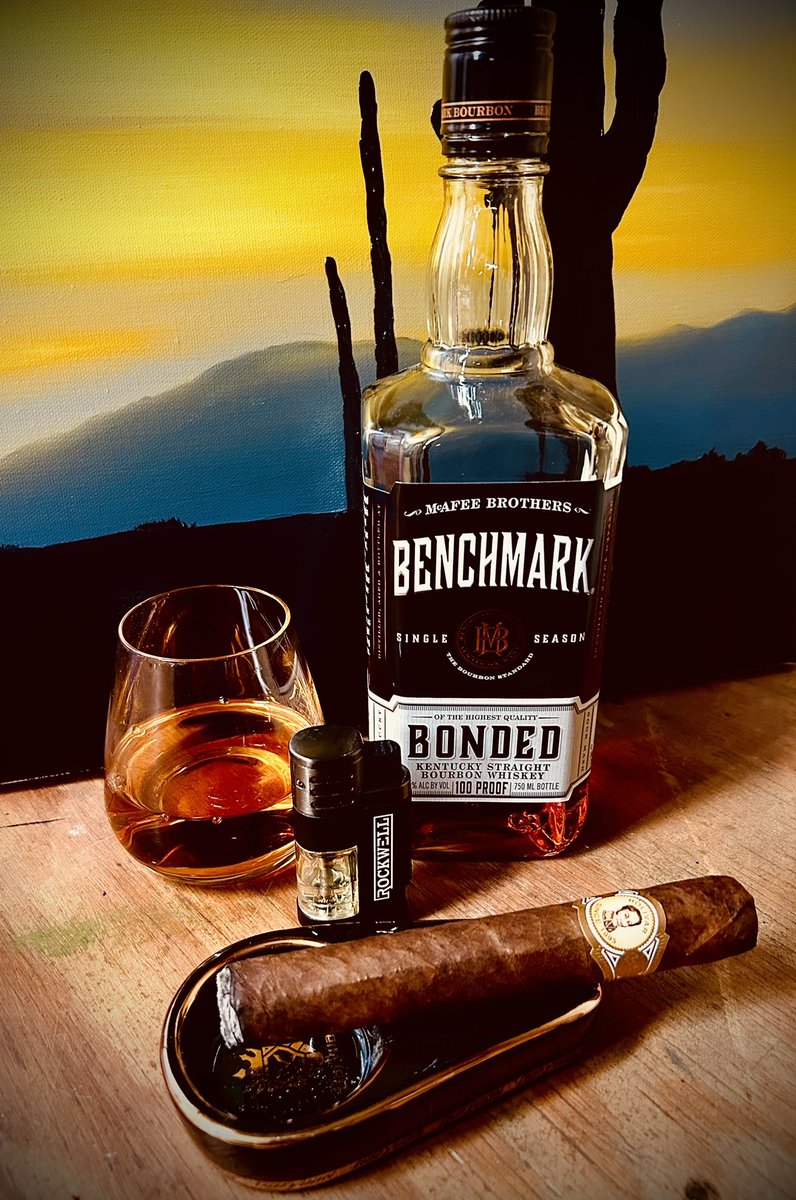 AnnapolisAsh's tweet photo. Great pour and great stick! The Benchmark Bonded, and the Bolivar Cofradia. #bolivar #bolivarcigars #bolivarcofradia #benchmark #benchmarkbonded #benchmarkbourbon #annapolisashtalk #cigarsandbourbon #cigarsdailynation #cigarobsessíon #cigarsofinstagram #cigarlifestyle #cigarworld https://t.co/7ucBacRa5D