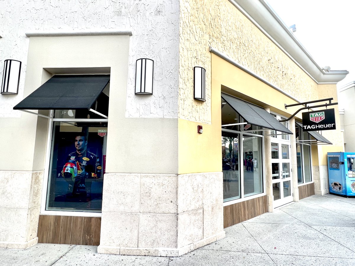 ATellodeMeneses's tweet photo. 🧵 El sábado estuve platicando con el gerente de una boutique de @TAGHeuer en #Orlando y me compartió que hasta hace unos meses solamente tenían la imagen de VER como embajador de marca en la tienda, sin embargo, recibían constantes críticas y recomendaciones al respecto.

Escucharon la retroalimentación de su mercado y les autorizaron desde el corporativo incluir a @SChecoPerez junto al tricampeón.

Desde entonces, se multiplicaron la cantidad de visitas atraídas por la presencia del piloto mexicano y la tasa de conversión de ventas registró un incremento de casi el 39%. 

Ante ello, al exterior de la tienda retiraron la imagen del auto de VER y la sustituyeron por la imagen de PER. Al parecer esta estrategia de marketing se irá replicando en gran parte del territorio norteamericano, donde parece que tienen claro quién es el Rey Midas que haría estallar el negocio con un campeonato del mundo.

A veces ni en México se dan cuenta y no son datos menores. Les comparto las imágenes. ✍🏼