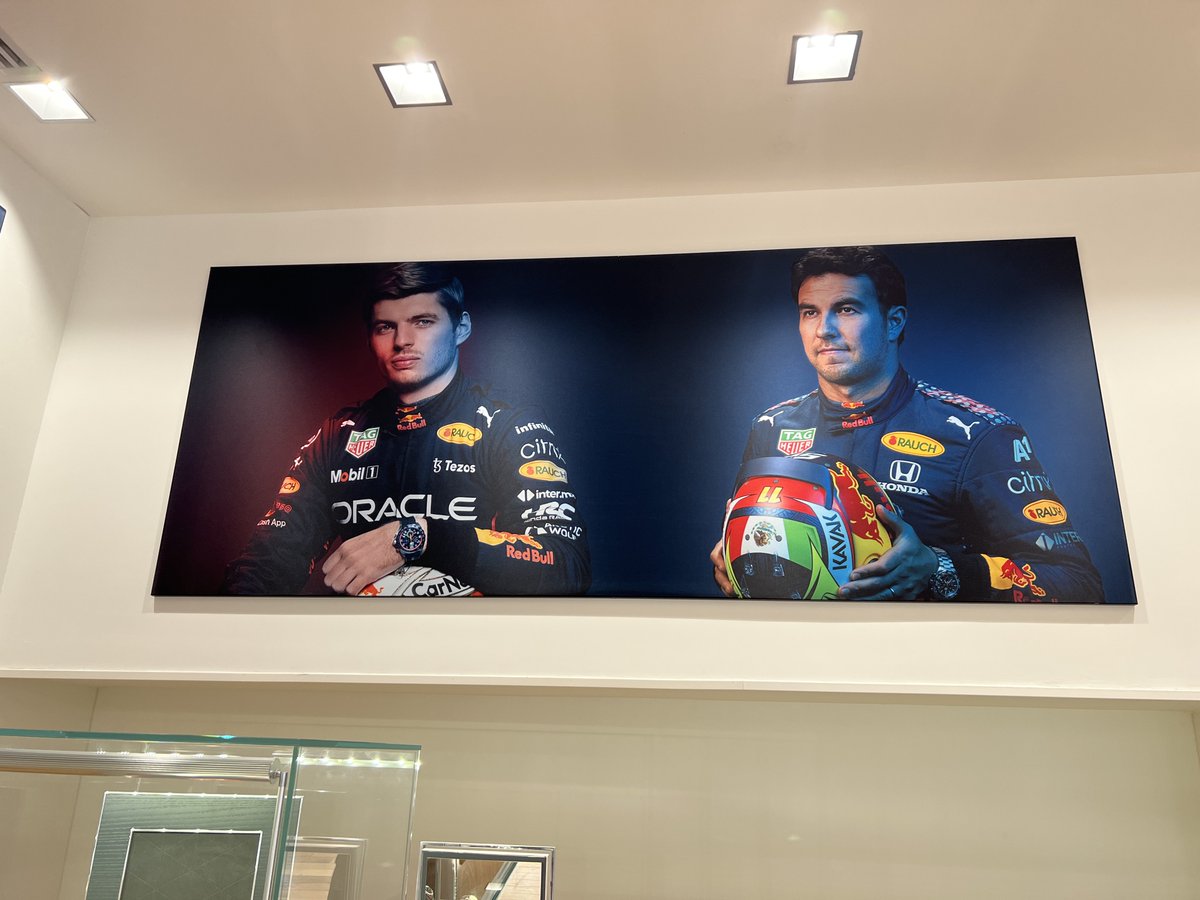ATellodeMeneses's tweet photo. 🧵 El sábado estuve platicando con el gerente de una boutique de @TAGHeuer en #Orlando y me compartió que hasta hace unos meses solamente tenían la imagen de VER como embajador de marca en la tienda, sin embargo, recibían constantes críticas y recomendaciones al respecto.

Escucharon la retroalimentación de su mercado y les autorizaron desde el corporativo incluir a @SChecoPerez junto al tricampeón.

Desde entonces, se multiplicaron la cantidad de visitas atraídas por la presencia del piloto mexicano y la tasa de conversión de ventas registró un incremento de casi el 39%. 

Ante ello, al exterior de la tienda retiraron la imagen del auto de VER y la sustituyeron por la imagen de PER. Al parecer esta estrategia de marketing se irá replicando en gran parte del territorio norteamericano, donde parece que tienen claro quién es el Rey Midas que haría estallar el negocio con un campeonato del mundo.

A veces ni en México se dan cuenta y no son datos menores. Les comparto las imágenes. ✍🏼