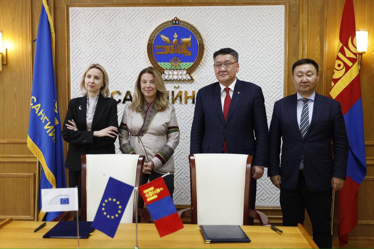 🇪🇺🇲🇳Minister Javkhlan, @EUAmbMNG, @TeresaCzerwnska signs the first tranche agreement of €54.4 mln, including EUR 9.5 mln grant to support the green and resilient regional development programme in Mongolia. Total 🇪🇺EU grant will be EUR 19.5 mln. 👉europa.eu/!FG4fHt