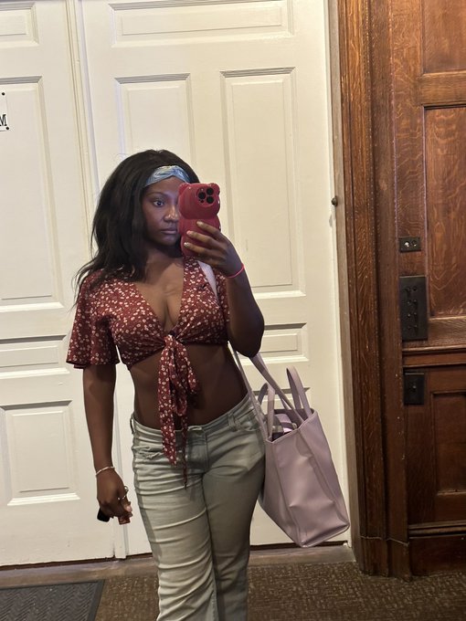 i had the worst pedicure of my life at this spa today but at least there was a mirror selfie spot https://t<a href="/tag/28daysofblackcosplay"class="tags"><span>#28daysofblackcosplay</span></a>