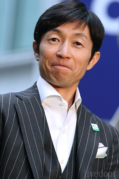 livedoornews's tweet photo. 【祝】3月15日は「武豊の誕生日」

1969年生まれ。「日本競馬界のレジェンド」と称される騎手。JRA通算4400勝以上、中央・地方G1合わせて通算120勝以上を記録し、今なお現役として活躍中。昨年はドウデュースと有馬記念を制し、自身が持つJRA・GI最年長勝利記録を更新した。 https://t.co/cQUrUJEJmi