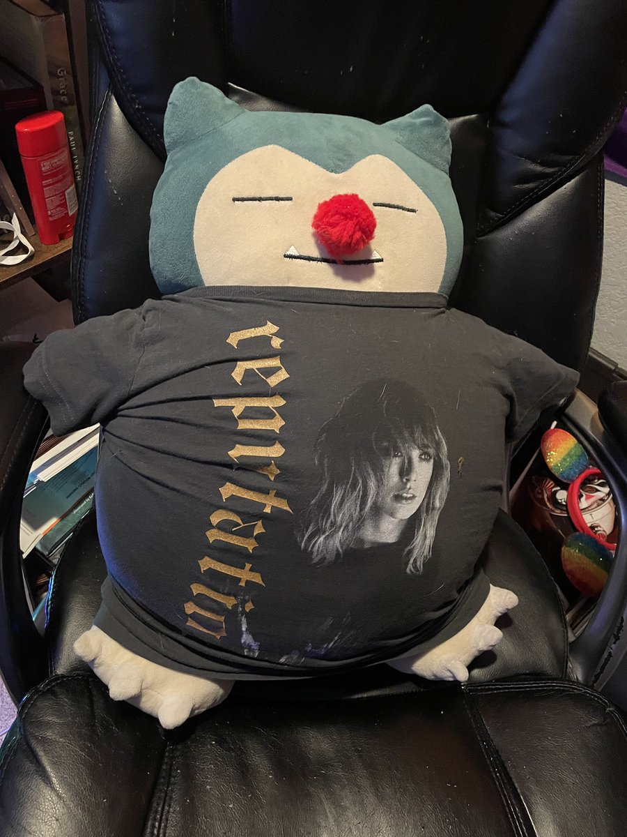MileHightheGrey's tweet photo. Reputation Snorlax is @DU_MensHoops Snorlax for the evening.
(Reppin’ the old-school, limited-edition, one-year-only #WAC Pioneers!)
The shirt’s a little big for him, but it’s too small for me, due to the Snorlax-esque #dadbod I’ve acquired since DU’s #WACtion days.😂
#GoPios! https://t.co/8FQOzoqMKT
