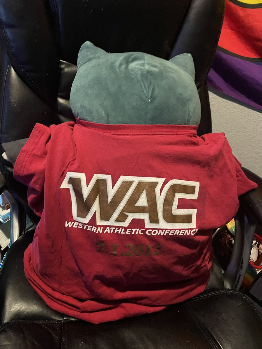MileHightheGrey's tweet photo. Reputation Snorlax is @DU_MensHoops Snorlax for the evening.
(Reppin’ the old-school, limited-edition, one-year-only #WAC Pioneers!)
The shirt’s a little big for him, but it’s too small for me, due to the Snorlax-esque #dadbod I’ve acquired since DU’s #WACtion days.😂
#GoPios! https://t.co/8FQOzoqMKT