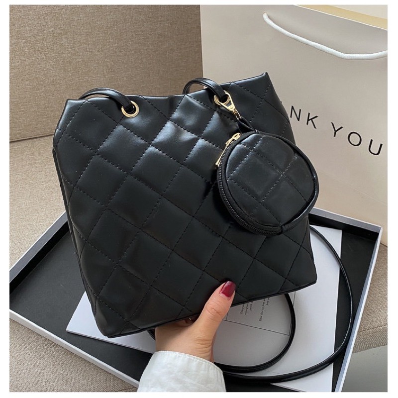 MurahBaran70731's tweet photo. Ladiess, pergi mana-mana sekarang bawak je bag besar macam ni. Serious ruang dia besar banyak barang boleh masuk. Puas hati bila pakai 
https://t.co/98Xpg7tjqh https://t.co/K1e7FeRnAR