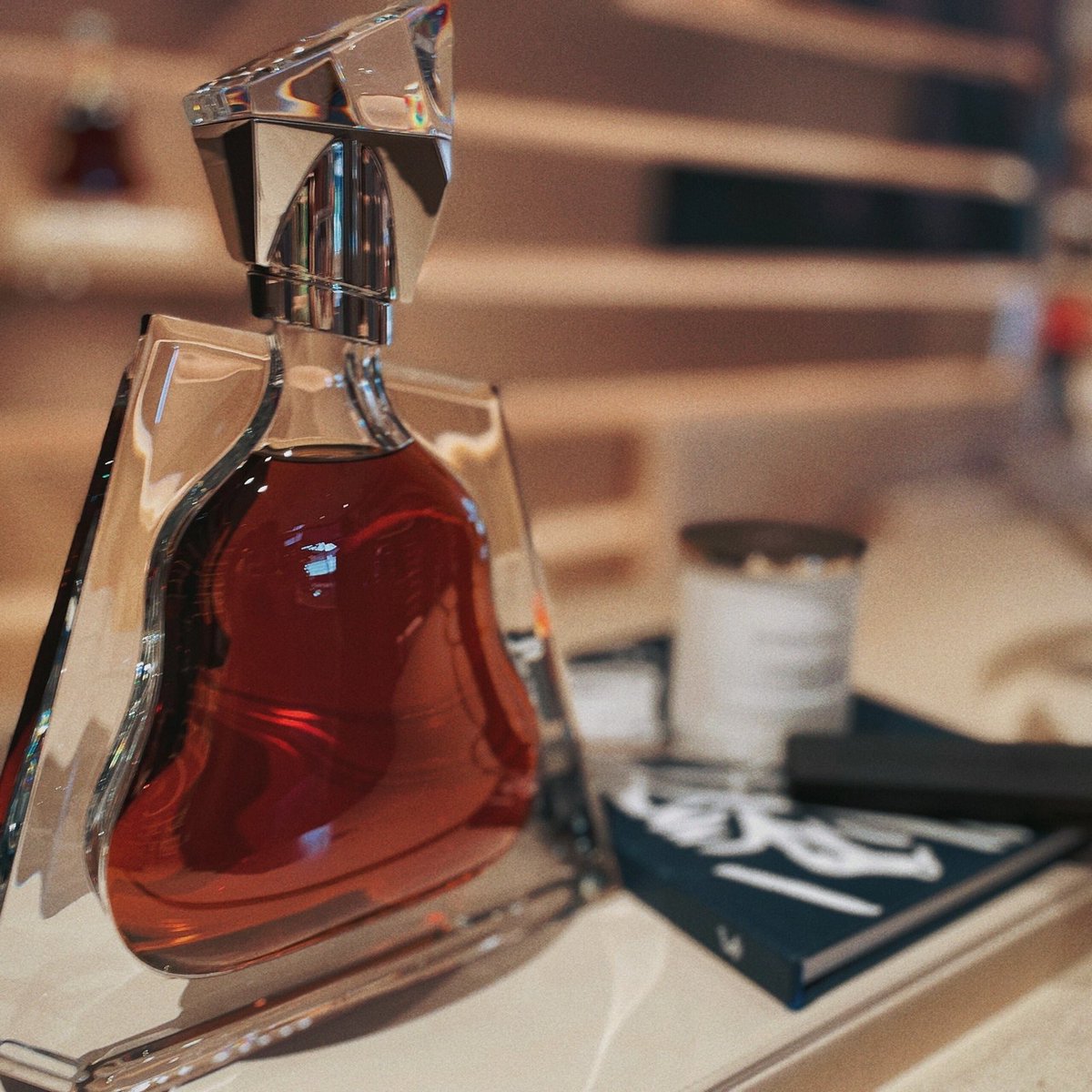Meihui1128's tweet photo. コニャックの品質とワインボトルのユニークさに加え、RichardHennessyは限定版のコニャックなので高価だ。
年間数百本しか生産されておらず、コレクターや鑑賞者に人気の作品となっている。本物の高級品と呼んでも過言ではない。

#コニャック
#ヘネシー
#李察 https://t.co/TFw6FtphQG