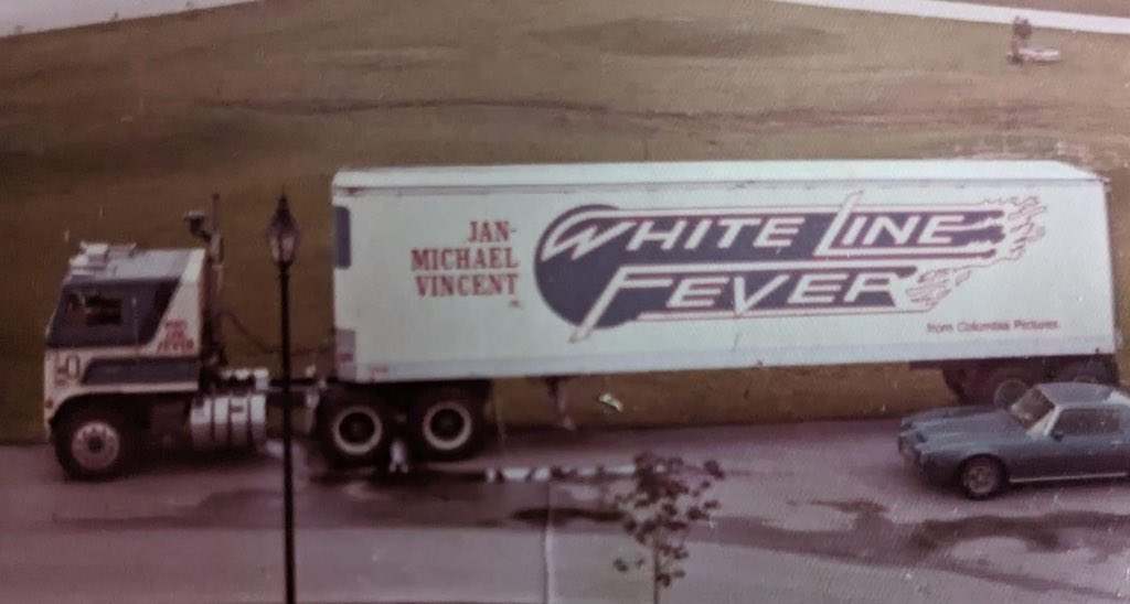 White Line Fever!! 😎😎

#thedirtyoldtrucker #oldtrucks #movietrucks #truckingmovie #whitelinefever #janmichaelvincent #ford #fordtrucks #fordwt9000  #bluemule