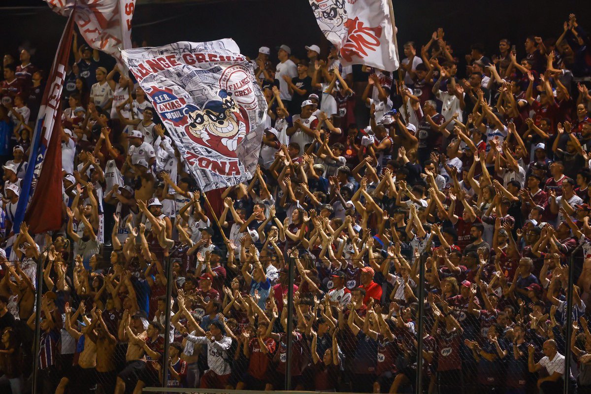 CopaDoBrasilCBF's tweet photo. Noite de gala em Caxias do Sul! 🇳🇱

A torcida do @sercaxias faz uma festa incrível para o Grená do Povo! 

Isso é #CopaBetanoDoBrasil 👏🔥

📷 Luiz Erbes/ SER Caxias https://t.co/lwe1bzq4t1