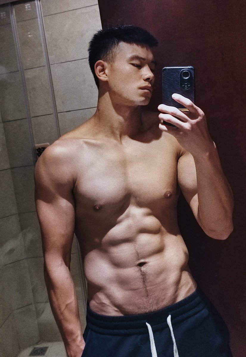 Forestwoodwood's tweet photo. ·
最近很火的一个男模（未经雕琢、痞帅、原片直出）

摄影师：鱼丸Yuwan🍥 @FishBall_YuWan
并无私公开男模账号：无名指 @wmngzh739915

📍广东 https://t.co/o8iyZ82JGi