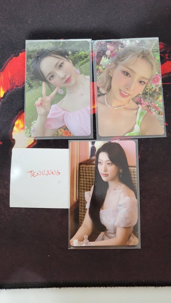 tenyangculture's tweet photo. VENDO VENDA LOONA

Todos os itens com frete incluso

- Flip That: R$60
- &amp;: R$80
- 12:00: R$80

- AR Card Choerry Flip That: R$25
- Vivi Flip That: R$35
- Haseul Flip That: R$35

Os álbuns tem tons amarelados nas folhas devido ao tempo. Envio fotos e vídeos. https://t.co/p9RqcpqI8v