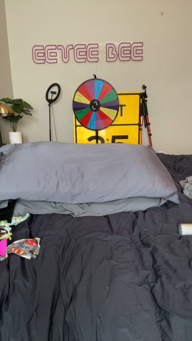 Eevee &amp; Ginger FREE PAGE is live now! https://t.co/Wlg7498yU3 https://t.co/obCQQCbUa8