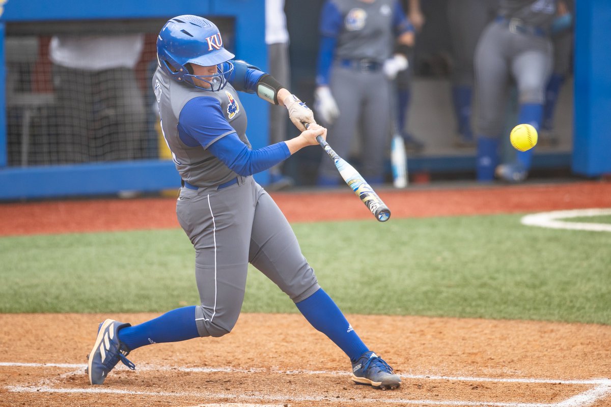 Smoked it 😮‍💨

<a href="/Haileycripe41/">Hailey</a> singles up the middle to bring in 2️⃣ more runs. 

B5 | Kansas 4, WSU 1