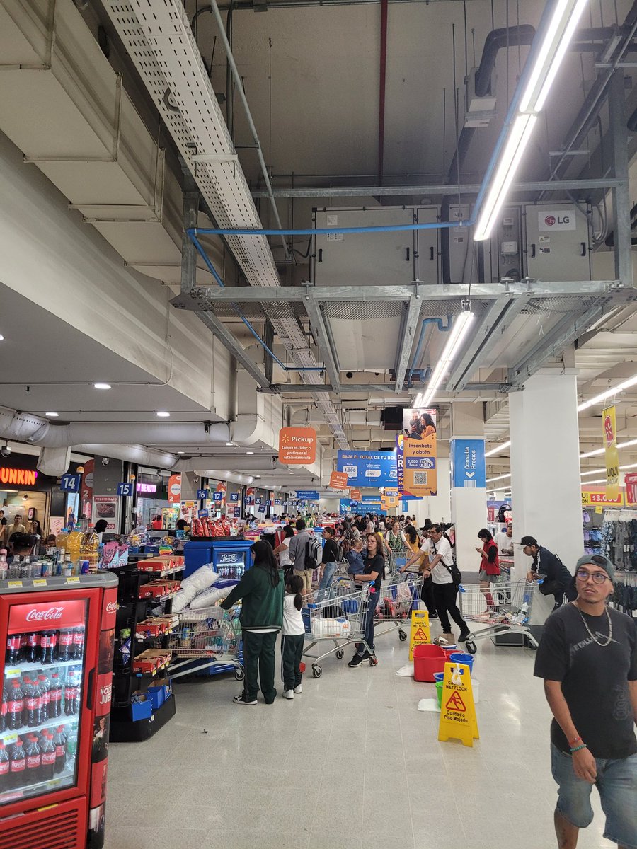 2008Escalona's tweet photo. Asi estan las cosas en @lider zenteno #Antofagasta , muy pocas cajas funcionando...si va a venir piénselo bien https://t.co/dS5EoOjYhG