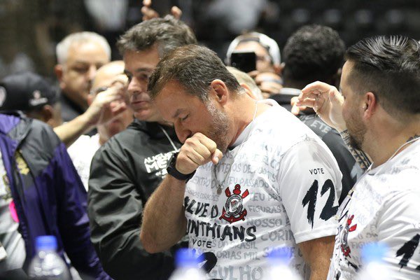 povotime1910's tweet photo. 🚨 | O Corinthians quitou TODOS os direitos de imagem atrasados que deviam aos atletas que estão no clube.

Os jogadores ficaram felizes que a diretoria prometeu e cumpriu tal acordo, onde Augusto Melo é visto com “pulso firme”.

🗞️ [@chicogarciaa]
📸 [José Manoel Idalgo/Ag.Corinthians]