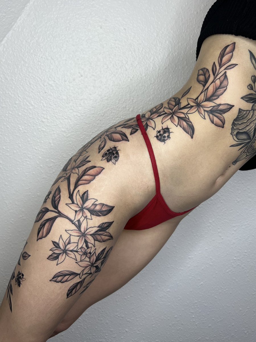 stopdotcom's tweet image. Free-handed star jasmine vines with ladybugs 🐞💓