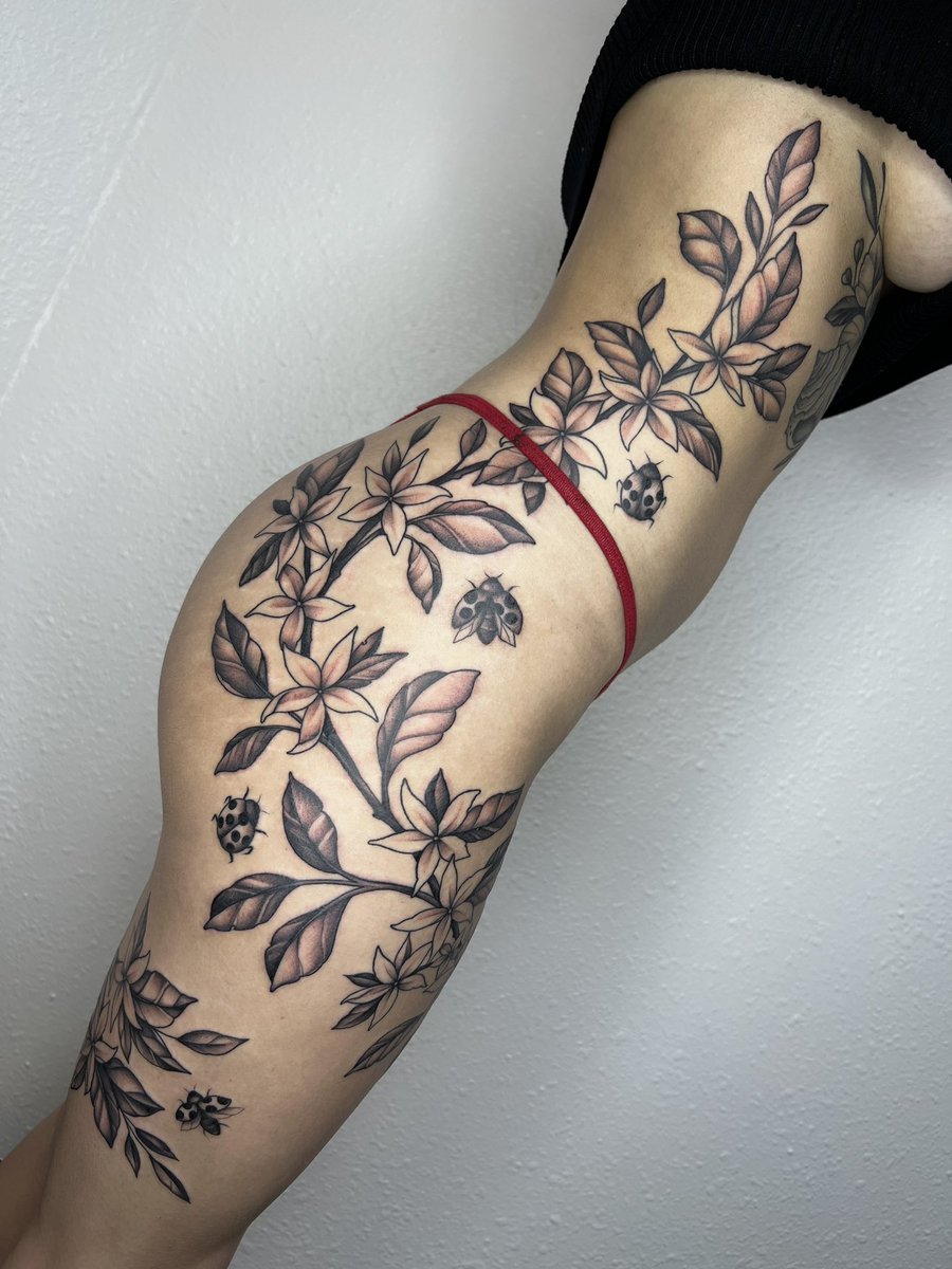 stopdotcom's tweet image. Free-handed star jasmine vines with ladybugs 🐞💓