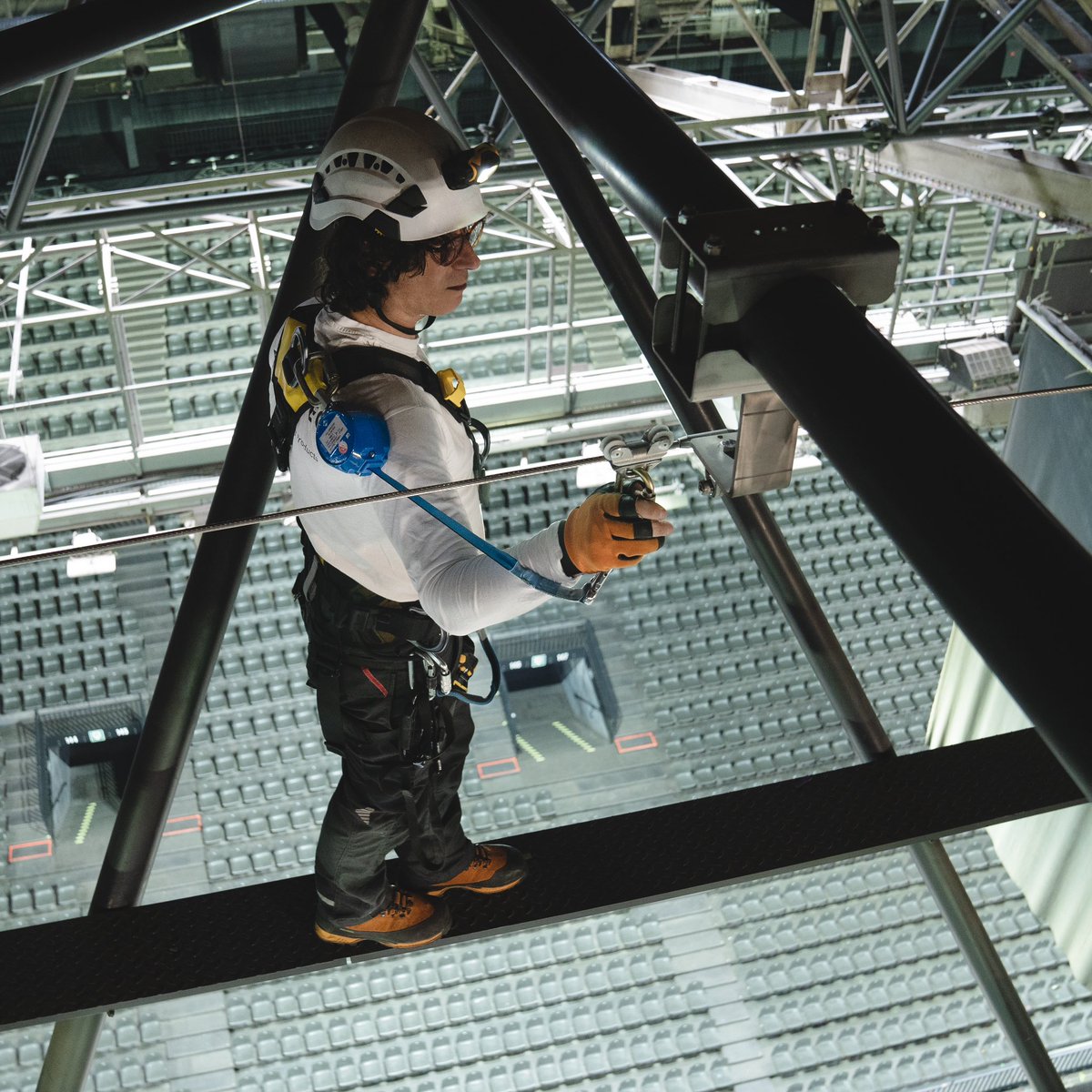 Fallprotec's tweet photo. Stay safe while walking 25m above the ground with our #Securope overhead lifeline! At the #SportpaleisAntwerp, operators can securely install stage setups and maintain light systems. Our brackets enable efficient installation without the need for perforation. #StageLighting https://t.co/6HzW7biL1d