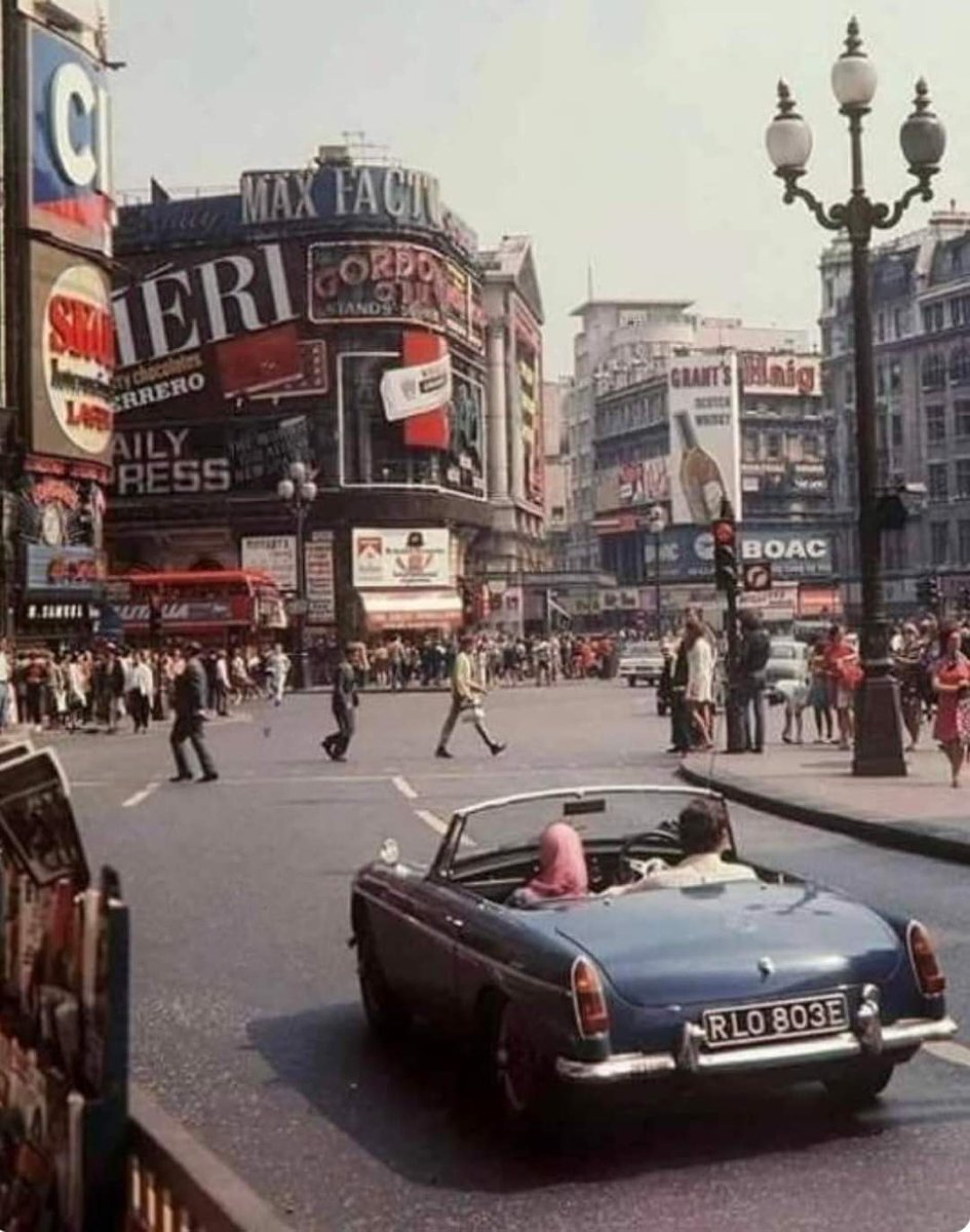 semordas's tweet image. Piccadilly Meydanı, Londra, 1960lar. #Piccadilly #London