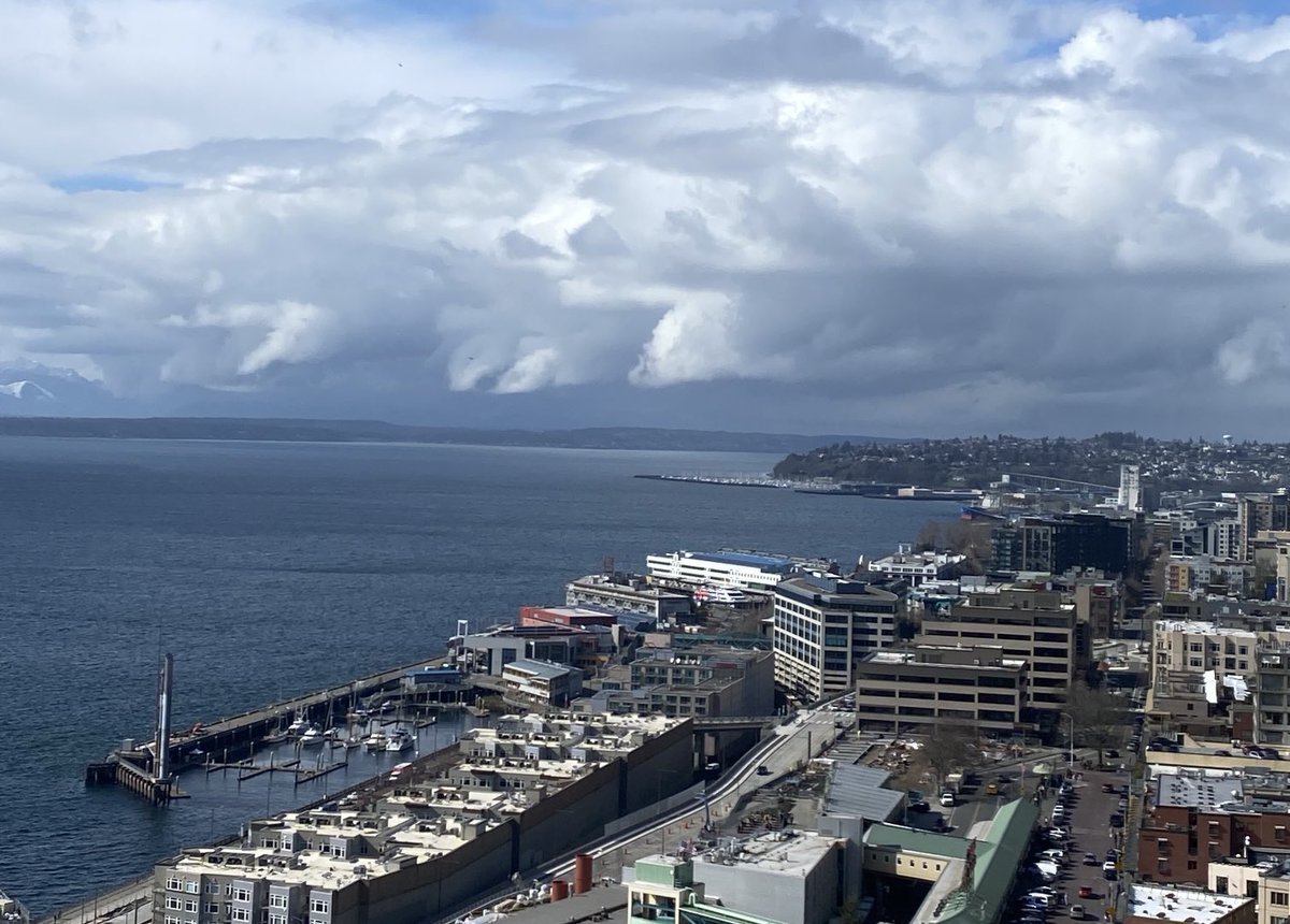 KSeattleWeather's tweet photo. To the north, there’s trouble brewing…
#ConvergenceZone https://t.co/YFsncRbgxL