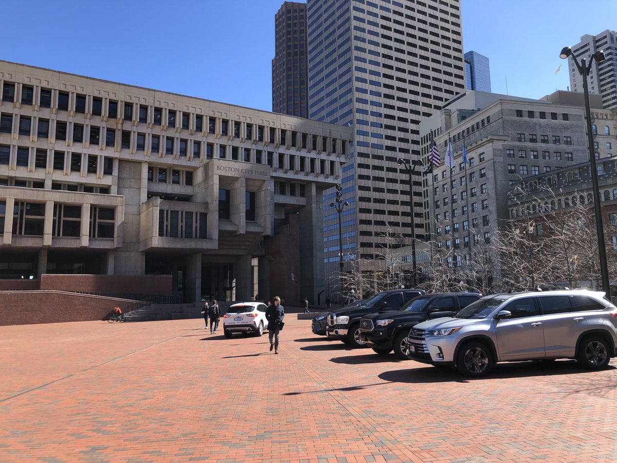 3rdFloorWindow's tweet photo. Seems like a lot of cars for a pedestrian plaza. https://t.co/unH6jIWc2u