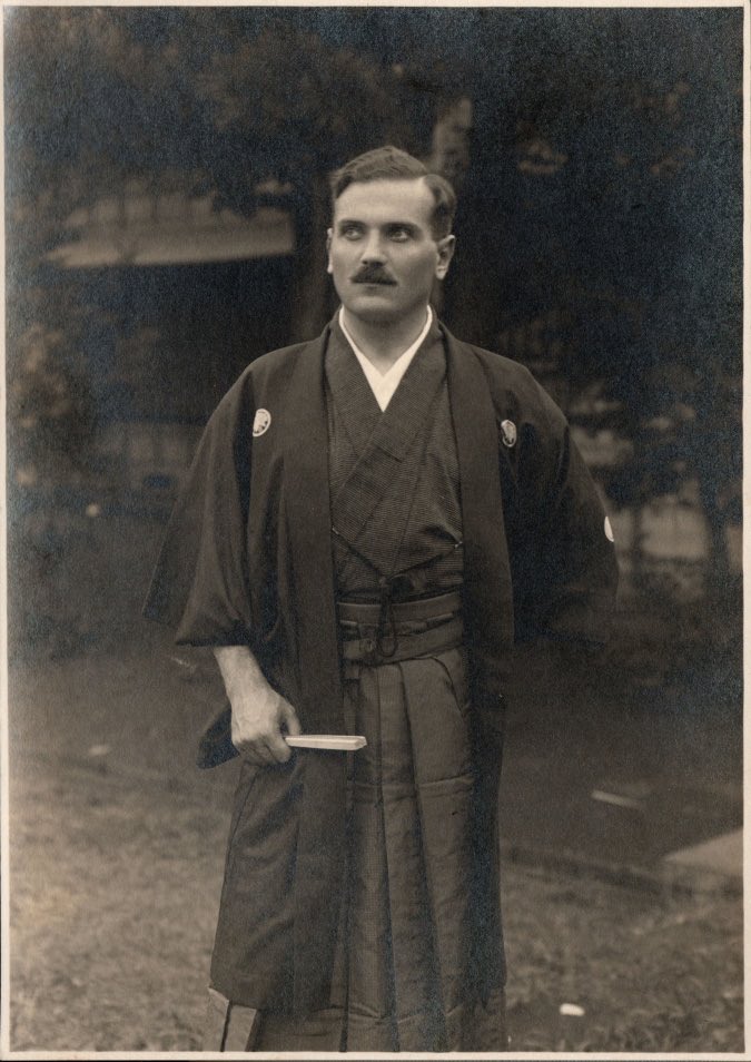 aszebeskidy's tweet photo. 12 marca 1884 urodził się Karol Pawlica jedyny zdaje się samuraj mówiący po naszemu – ur. w Nieborach (zm. 17 września 1970 w Nieborach na Śląsku Ciesz.); działacz narodowy, agronom, wojskowy, dyplomata. Uczestnik I wojny światowej. W 1915 roku trafił do niewoli rosyjskiej i został zesłany do azjatyckiej części carskiej Rosji. Po przejściu bezdroży Syberii 24 lipca 1920 roku dotarł z 41 osobową grupą polskich sierot do tokijskiej siedziby Japońskiego Czerwonego Krzyża. Za to uhonorowany został tytułem samuraja przez J. Okakurę. Pracował też w Konsulacie RP w Chicago i jako radca wojewody pomorskiego. W czasie 2WŚ ukrywał się w GG. Działacz PZKO w Czechosłowacji.  Dożył 86 lat. 
Z okazji urodzin będzie event. 👇
https://t.co/ew3EIjP2u3