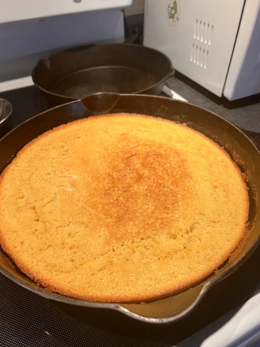 The Sweet CornBread 🌽 Is A Must Have When Serving Chili 🌶️ This Fine Tuesday Evening Folks ❤️ #Chili #SweetCornbread #Tuesday #Dinner #WhatsOnYourPlate #LetsEat #GamingCommunityEats #FoodIsLove #FeedYourSoul #ComfortFood #NightShift