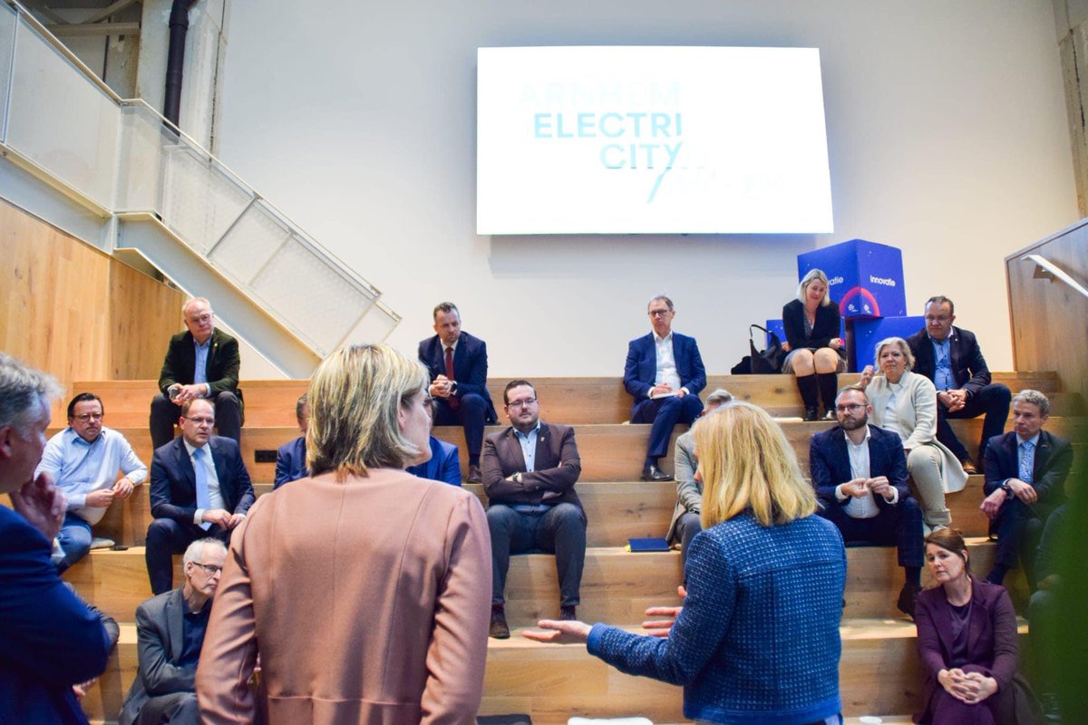 Gisteren boeiend gesprek gehad met <a href="/MinisterEZK/">Heleen Herbert</a>, <a href="/HelgaWitjes/">Helga Witjes</a> en een aantal collega wethouders uit onze regio over uitdagingen zoals netcongestie en het ondernemersklimaat. 
#samenbouwen #regelruimte #denkeninoplossingen